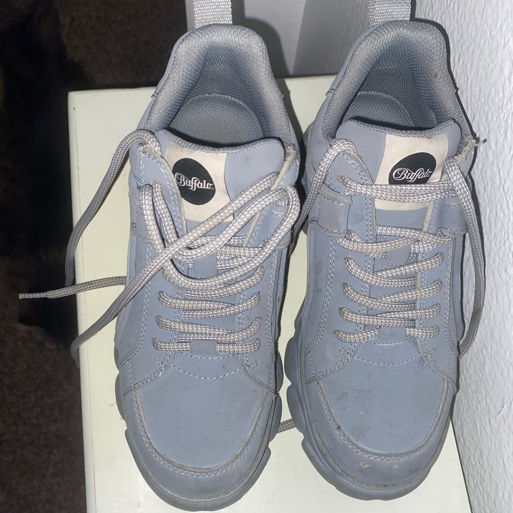 GREY LOW PLATFORM BUFFALO LONDON SNEAKERS